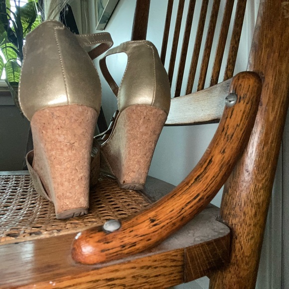 Kenneth Cole reaction, gold wedge sandals - Picture 5 of 8